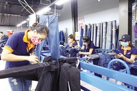 Các doanh nghiệp đã có một khởi đầu tích cực trong năm 2026. Trong ảnh: Sản xuất hàng xuất khẩu tại Công ty Dệt may Phong Phú. Ảnh: L.T