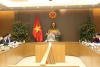 Phó Thủ tướng Thường trực Chính phủ Nguyễn Hòa Bình chỉ đạo, giao nhiệm vụ cụ thể đối với các bộ, ngành chức năng và 2 địa phương trong việc hoàn thiện các cơ chế, chính sách, việc triển khai các nhiệm vụ cụ thể - Ảnh: VGP.