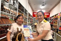 Công chức thuế tuyên truyền, giới thiệu ứng dụng thuế điện tử đến người nộp thuế. Ảnh: TN