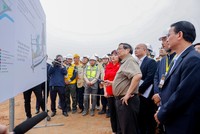 Thủ tướng kiểm tra dự án Khu quy hoạch tái định cư - Ảnh: VGP.