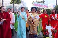 Sắc áo dài rực rỡ ở trung tâm TP.HCM chào mừng ngày 8/3 