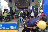 Người dân nhiều địa phương đổ xô đi mua, tích trữ xăng dầu khiến nhu cầu tiêu thụ nhiên liệu tăng gấp rưỡi, thậm chí gấp đôi. 