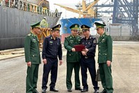 Hải quan và Bộ đội Biên phòng cảng Hòn Gai thường xuyên trao đổi thông tin nghiệp vụ, phối hợp tuần tra liên ngành. Ảnh: QH.