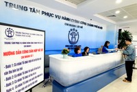 Người dân, doanh nghiệp thực hiện thủ tục hành chính tại Trung tâm Phục vụ hành chính công TP. Hà Nội.