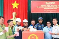 Cán bộ, lực lượng vũ trang và nhân dân đảo Hòn Khoai bầu cử đại biểu Quốc hội và HĐND các cấp - Ảnh: Báo Cà Mau