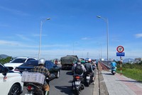 Cầu Hoà Xuân thường ùn tắc trong giờ cao điểm. 