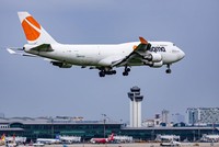 Một tàu bay chở hàng hóa hạ cánh xuống sân bay Tân Sơn Nhất. (Ảnh: Lưu Ngọc Tuấn). 