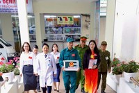 Lực lượng chức năng chuyển hòm phiếu lưu động tới cử tri cao tuổi, người ốm đau hoặc gặp khó khăn trong việc đi lại 