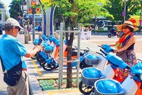 Người dân TP.HCM trải nghiệm miễn phí xe điện công cộng tại trung tâm thành phố 