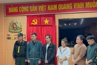 Cơ quan điều tra tống đạt các quyết định, lệnh tố tụng đối với nhóm đối tượng. Ảnh: CAHN