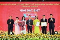 Bí thư Thành ủy Hà Nội Nguyễn Duy Ngọc và Phó trưởng ban Thường trực Ban Tổ chức Trung ương Hoàng Trung Dũng trao giải Đặc biệt cho nhóm tác giả Cơ quan Báo và Phát thanh, truyền hình Hà Nội.
