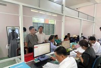 Xử lý hồ sơ trực tuyến tại Trung tâm Phục vụ hành chính công xã Long Thạnh, An Giang - Ảnh: VGP
