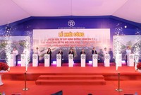 Các đại biểu bấm nút khởi công dự án. 