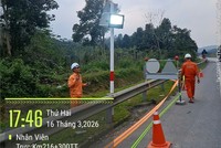 Lắp đặt cọc tiêu, biển báo và đèn chiếu sáng tại một vị trí thi công mở rộng trên cao tốc Nội Bài - Lào Cai. 