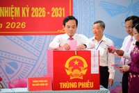 Bí thư Thành ủy TP.HCM Trần Lưu Quang bỏ phiếu bầu cử. Ảnh: Lê Toàn.