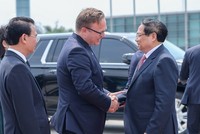 Tham tán Đại sứ quán Nga tại Việt Nam Ivan Nesterov tiễn Thủ tướng tại sân bay Nội Bài - Ảnh: VGP/Nhật Bắc