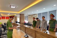 Cơ quan Cảnh sát điều tra Công an TP.Đà Nẵng tống đạt các quyết định khởi tố đối với các bị can. Ảnh: C.A Đà Nẵng