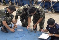 Lực lượng hải quan niêm phong tàu vận chuyển dầu nhập lậu. Ảnh: Lê Thu.