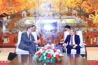 Chủ tịch UBND TP. Hà Nội Vũ Đại Thắng tiếp Đại sứ đặc mệnh toàn quyền Cộng hòa Pháp tại Việt Nam Olivier Brochet.