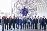 Thủ tướng Phạm Minh Chính tặng quà Bảo tàng Năng lượng Nguyên tử - Ảnh: VGP/Nhật Bắc