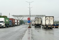 Hoạt động xuất nhập khẩu hàng hoá qua Lối thông quan cầu Bắc Luân II, phường Móng Cái 1, tỉnh Quảng Ninh. 