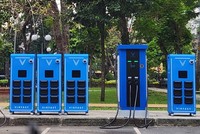 Các tủ đổi pin được lắp đặt trên vỉa hè TP.HCM