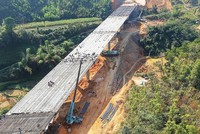 Giá vật liệu xây dựng tăng cao, khiến các công trình xây dựng, giao thông chịu sức ép đội giá thành ảnh: đức thanh 