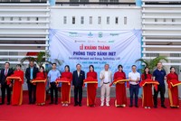 Ban Giám hiệu nhà trường cùng Schneider Electric và các đối tác thực hiện nghi thức cắt băng khánh thành Phòng thực hành INET.