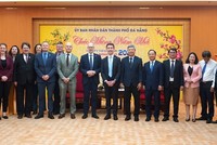 Đoàn Cao ủy Liên minh Châu Âu (EU) do ông Julien Guerrier, Đại sứ, Trưởng phái đoàn EU tại Việt Nam làm Trưởng đoàn chụp hình lưu niệm với lãnh đạo UBND TP.Đà Nẵng. Ảnh: Phương Thuận 