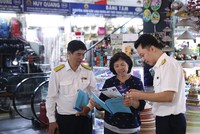 Kỳ quyết toán thuế điện tử đầu tiên của hộ kinh doanh có hạn chót vào ngày 30/4/2026. Trong ảnh: Cán bộ Thuế Hà Nội hướng dẫn, hỗ trợ các hộ kinh doanh kê khai thuế điện tử