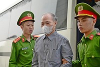 Cựu Thứ trưởng Bộ NN&PTNT (cũ) Hoàng Văn Thắng bị dẫn giải tới tòa.