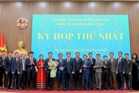 Bí thư Tỉnh ủy Quảng Ngãi Hồ Văn Niên tặng hoa chúc mừng lãnh đạo UBND tỉnh nhiệm kỳ 2026 - 2031. 