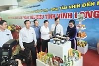 Chủ tịch UBND tỉnh Vĩnh Long Trần Trí Quang (thứ 2 từ phải qua) cùng lãnh đạo tỉnh tham quan khảo nghiệm sản phẩm tiêu biểu tại Hội nghị công bố điều chỉnh Quy hoạch tỉnh Vĩnh Long (Ảnh: P.V)