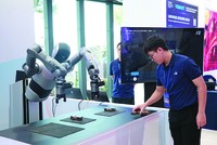 Hãng công nghệ Foxconn trưng bày mẫu robot hình người phục vụ việc sản xuất tại Diễn đàn Kinh tế mùa thu 2025. Ảnh: P.V