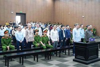 Các bị cáo bị đưa ra xét xử tại phiên tòa sơ thẩm (Ảnh: H.N) 