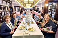 Khách quốc tế trải nghiệm trên du thuyền Paradise Vietnam.