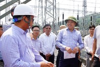 Phó Chủ tịch UBND tỉnh Quảng Trị Lê Đức Tiến (thứ hai từ phải ảnh) nghe báo cáo việc đấu nối truyền tải điện tại Trạm biến áp 220kV Hướng Tân với các dự án điện gió. Ảnh: Trường Nhật