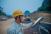 Thi công thảm bê tông nhựa tại Dự án cao tốc Đồng Đăng - Trà Lĩnh. 