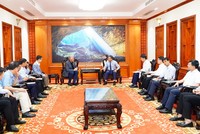 Chủ tịch Hiệp hội HunterNet Tim Owen trao đổi với Phó Chủ tịch UBND tỉnh Quảng Trị Lê Đức Tiến về các ngành mà hiệp hội mong muốn hợp tác