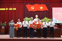 Lãnh đạo TP. Cần Thơ chúc mừng ông Lê Thanh Tâm (thứ 2 từ trái qua), ông Đỗ Thanh Thảo (thứ 4 từ trái qua) và ông Châu Việt Tha (thứ 5 từ trái qua). Ảnh: NH.N