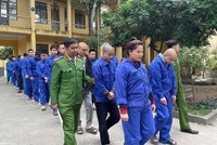 Các đối tượng bị bắt giữ trong đường dây lừa đảo, tổ chức đánh bạc với giao dịch lên tới hơn 9.300 tỷ đồng. Ảnh: CAHY