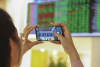 Dự báo, nhóm chứng khoán sẽ đóng vai trò dẫn dắt, tiếp đến là nhóm đầu tư công, bất động sản và thép