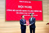 Đồng chí Nguyễn Duy Ngọc, Ủy viên Bộ Chính trị, Bí thư Trung ương Đảng, Trưởng Ban Tổ chức Trung ương trao Quyết định của Bộ Chính trị cho đồng chí Phạm Quang Ngọc.