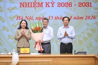 Phó Chủ tịch nước, Phó Chủ tịch Thứ nhất Hội đồng Thi đua-Khen thưởng Trung ương Võ Thị Ánh Xuân và Bộ trưởng Bộ Nội vụ, Phó Chủ tịch Thường trực Hội đồng Đỗ Thanh Bình tặng hoa chúc mừng Thủ tướng Lê Minh Hưng, Chủ tịch Hội đồng Thi đua-Khen thưởng Trung ương - Ảnh: VGP.