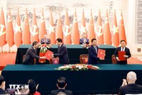 Lễ ký Bản ghi nhớ hợp tác giữa Ban Tổ chức Trung ương Đảng Cộng sản Việt Nam và Ban Tổ chức Trung ương Đảng Cộng sản Trung Quốc và ký Bản ghi nhớ giữa Bộ Xây dựng Việt Nam và Ủy ban Phát triển và Cải cách Quốc gia Trung Quốc về triển khai hợp tác đào tạo đường sắt để tăng cường năng lực cho nhân lực đường sắt Việt Nam. (Ảnh: Thống Nhất/TTXVN)