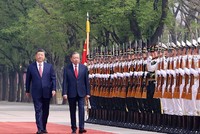 Sáng 15/4/2026, tại Đại lễ đường Nhân dân ở Thủ đô Bắc Kinh, Tổng Bí thư, Chủ tịch nước Trung Quốc Tập Cận Bình và Phu nhân chủ trì Lễ đón trọng thể Tổng Bí thư, Chủ tịch nước Tô Lâm và Phu nhân thăm cấp Nhà nước đến Trung Quốc theo nghi thức cao nhất dành cho nguyên thủ quốc gia. Ảnh: Thống Nhất (TTXVN)