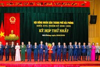 Ông Lê Ngọc Châu, Uỷ viên Trung ương Đảng, Bí thư Thành uỷ, Trưởng Đoàn Đại biểu Quốc hội thành phố Hải Phòng tặng hoa chúc mừng các đồng chí lãnh đạo và Uỷ viên UBND thành phố nhiệm kỳ 2026 - 2031