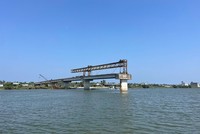 Dự án Cầu Tam Tiến và đường dẫn có tổng vốn đầu tư 220 tỷ vẫn dang dở sau 7 năm thi công. 