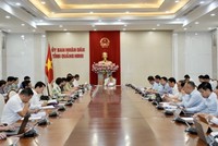 Ông Bùi Văn Khắng, Chủ tịch UBND tỉnh Quảng Ninh chủ trì cuộc họp. Ảnh: Đỗ Phương