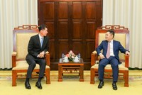 Phó Thống đốc Nguyễn Ngọc Cảnh (phải) trao đổi cùng ông Chang Min Young - Chủ tịch kiêm Tổng Giám đốc IBK. 